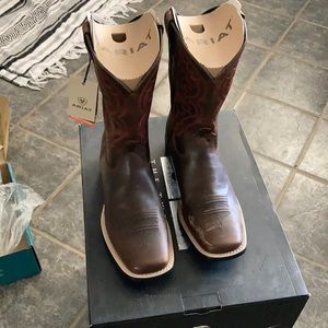 Ariat child size 5.5. Never worn.